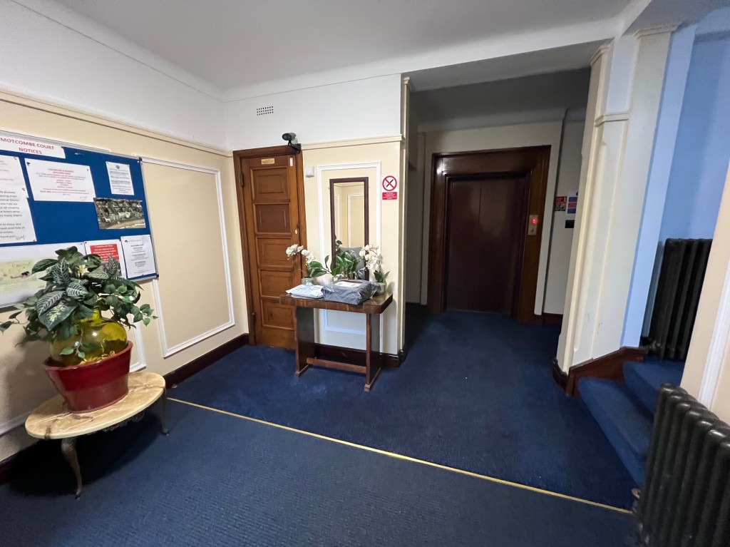 Lot: 115 - GROUND FLOOR FLAT - Communal foyer of building